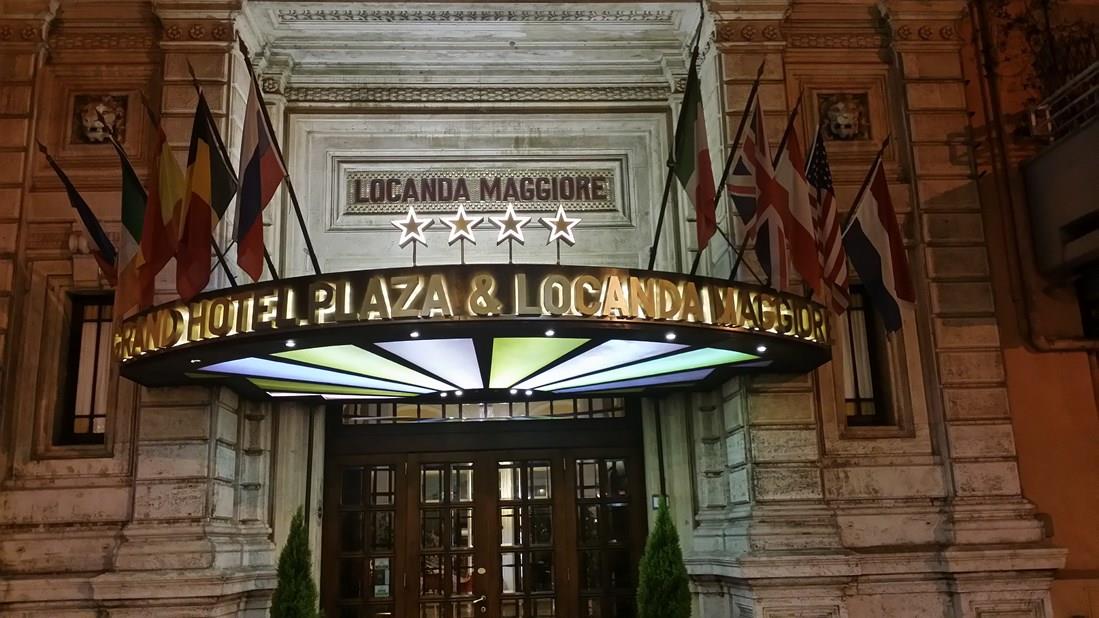 Insegne - PLAZA - Lettere scatolate a luce riflessa verniciate ottone Astor Pubblicità Insegne - PLAZA - Lettere scatolate a luce riflessa verniciate ottone