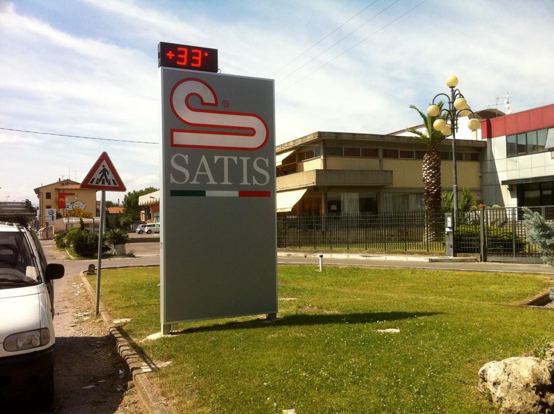 Insegne - SATIS - Totem luminoso a lettere incise Astor Pubblicità Insegne - SATIS - Totem luminoso a lettere incise