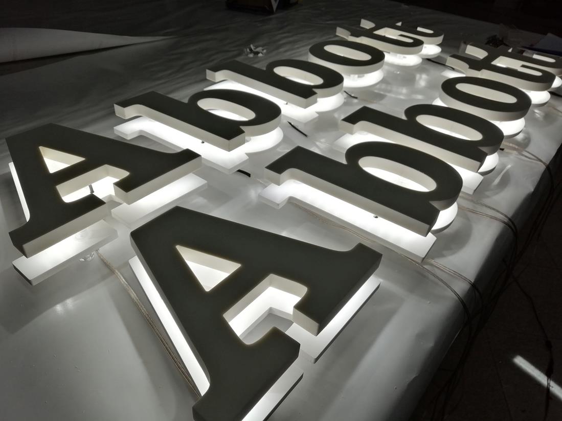 Insegne - LAVORI IN CORSO - insegnaa lettere scatolate con illuminazione a luce riflessa Astor Pubblicità Insegne - LAVORI IN CORSO - insegnaa lettere scatolate con illuminazione a luce riflessa