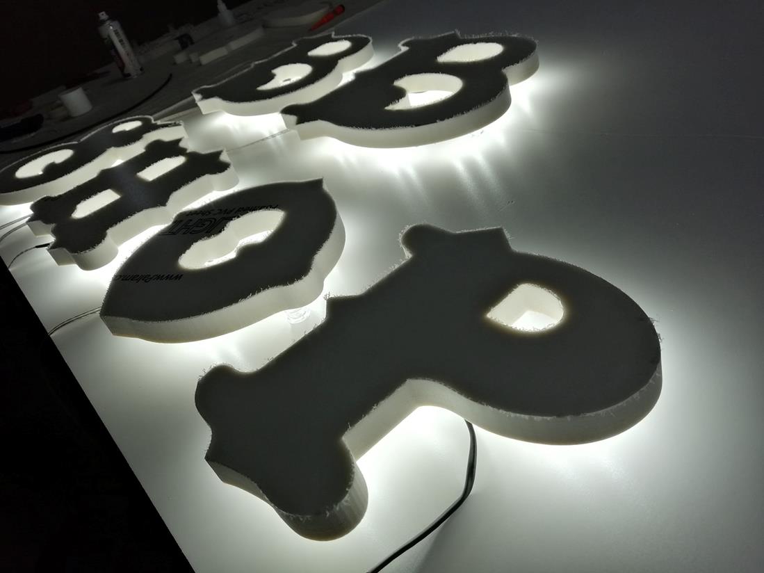 Insegne - LAVORI IN CORSO - insegnaa lettere scatolate con illuminazione led interna e luce riflessa Astor Pubblicità Insegne - LAVORI IN CORSO - insegnaa lettere scatolate con illuminazione led interna e luce riflessa