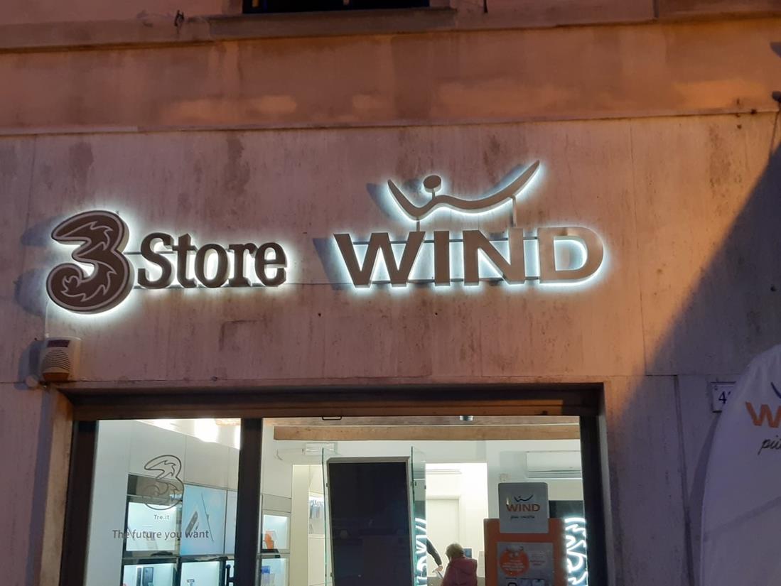 Astor Pubblicità Insegne - 3store WIND_notte - Lettere scatolate in alluminio a luce riflessa