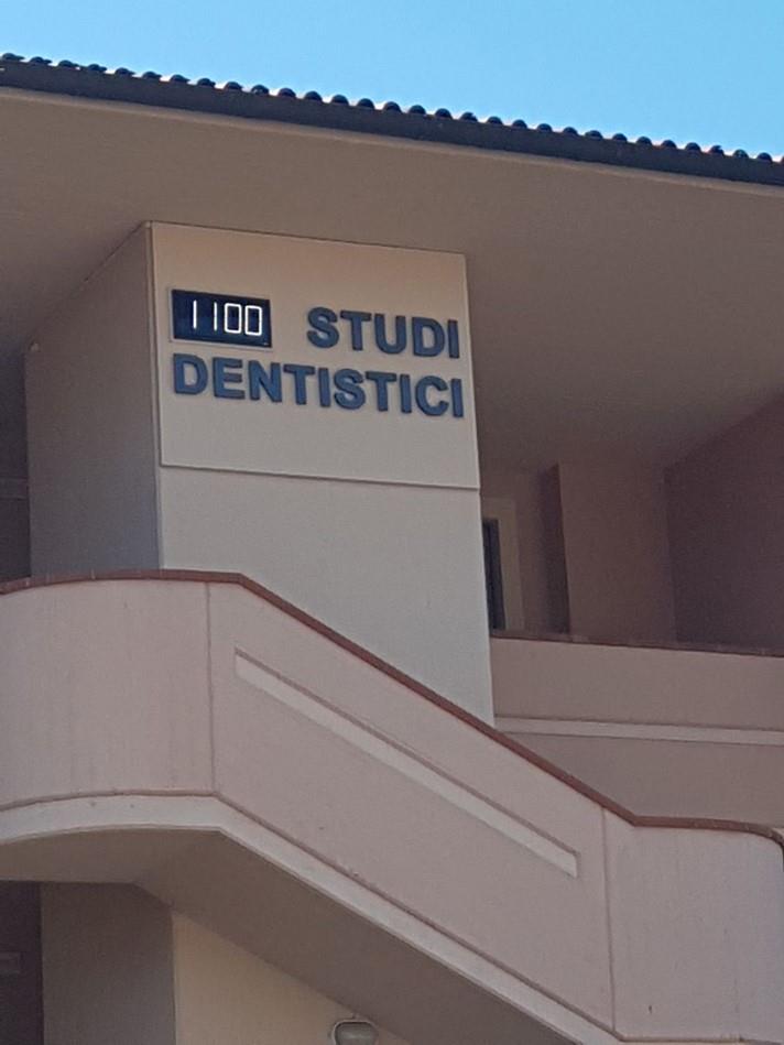 Insegne - STUDI DENTISTICI - Lettere scatolate a luce diretta Astor Pubblicità Insegne - STUDI DENTISTICI - Lettere scatolate a luce diretta