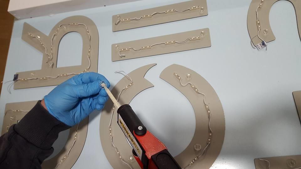 Insegne - LAVORI IN CORSO - insegnaa lettere scatolate con illuminazione led interna Astor Pubblicità Insegne - LAVORI IN CORSO - insegnaa lettere scatolate con illuminazione led interna
